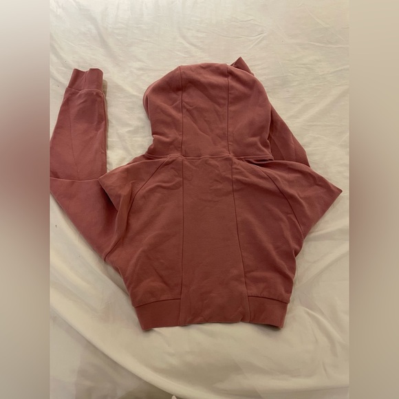 Alphalete identity pro crop hoodie in cranberry ice - Picture 13 of 16